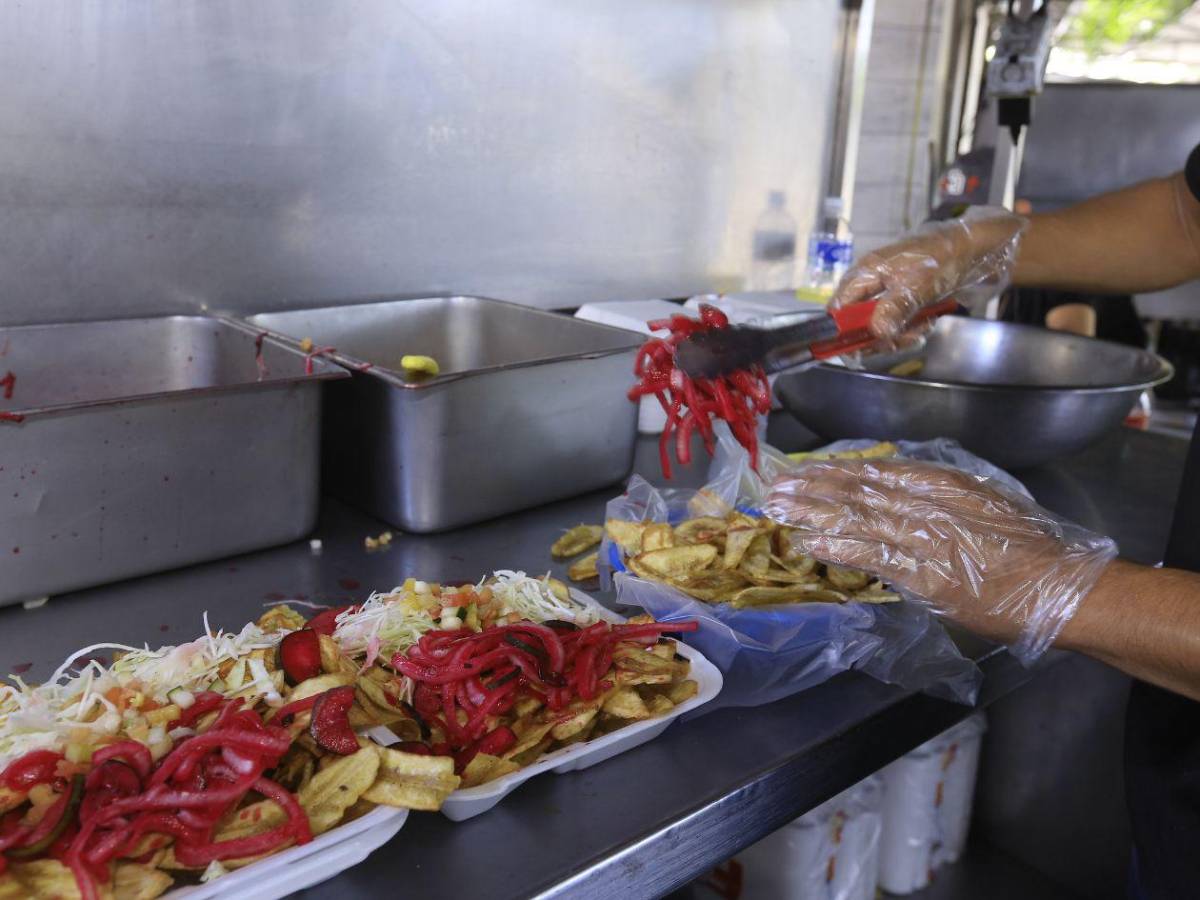 Crujiente y sabroso: así se sirve el pollo con tajadas en San Pedro Sula”