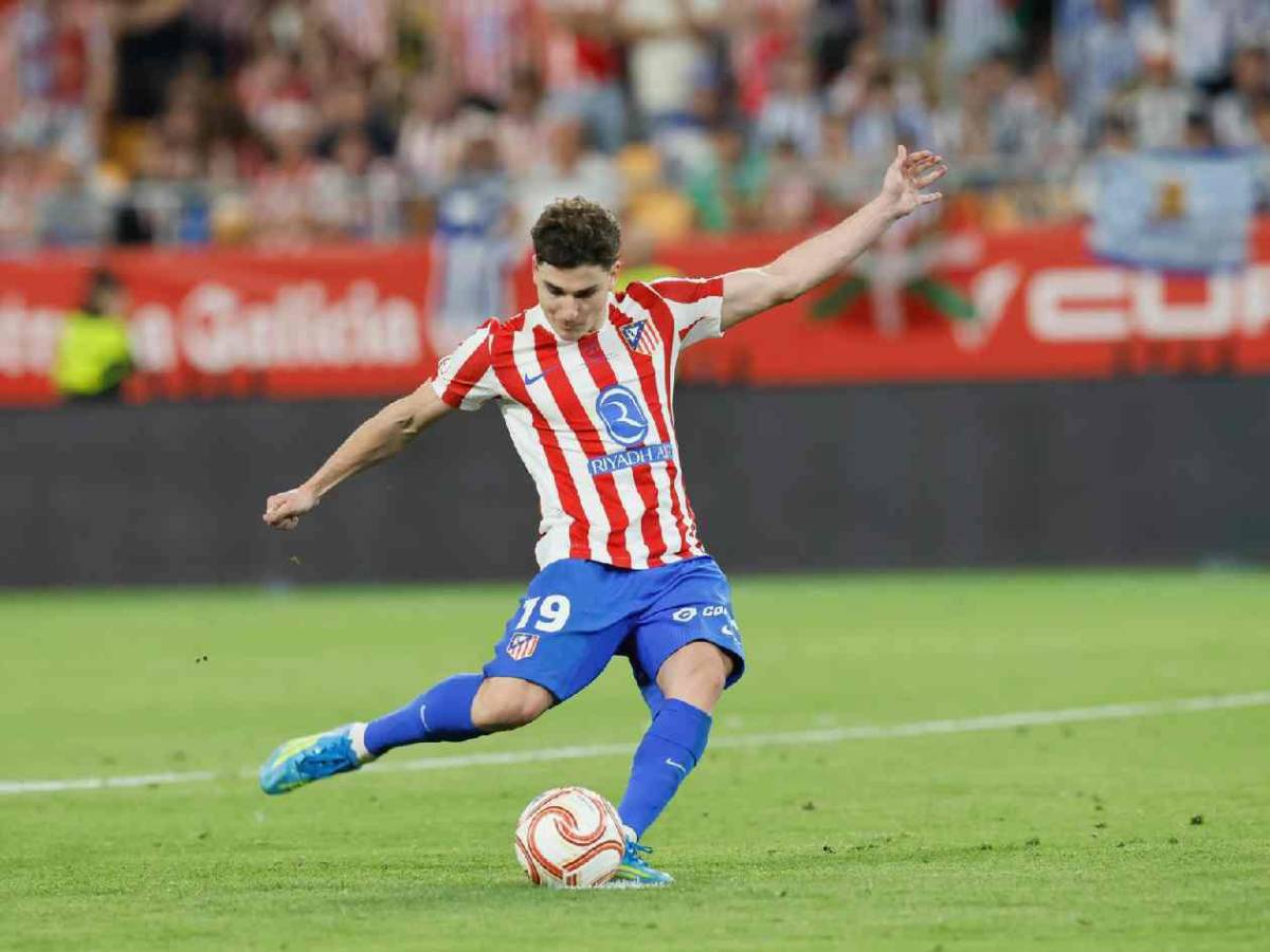 Barcelona quiere agitar el mercado: increíble oferta a Julián y revelan su postura