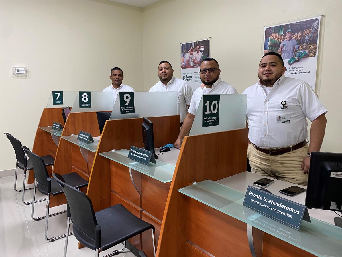 Colaboradores de Banrural Juticalpa están listos para atender a los clientes del sector.