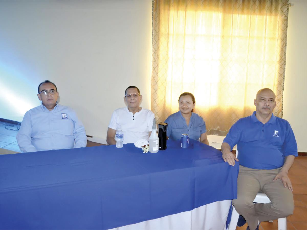 Los ejecutivos de Laboratorios Finlay: el doctor Richard Zablah, licenciado Jaime Medina, licenciada Martha Varela y el ingeniero Elías Villegas.