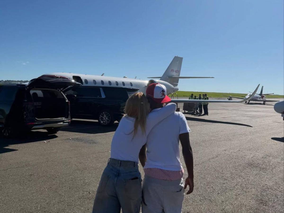 Novia de Vinícius sorprende con vestido picante y collar con su nombre