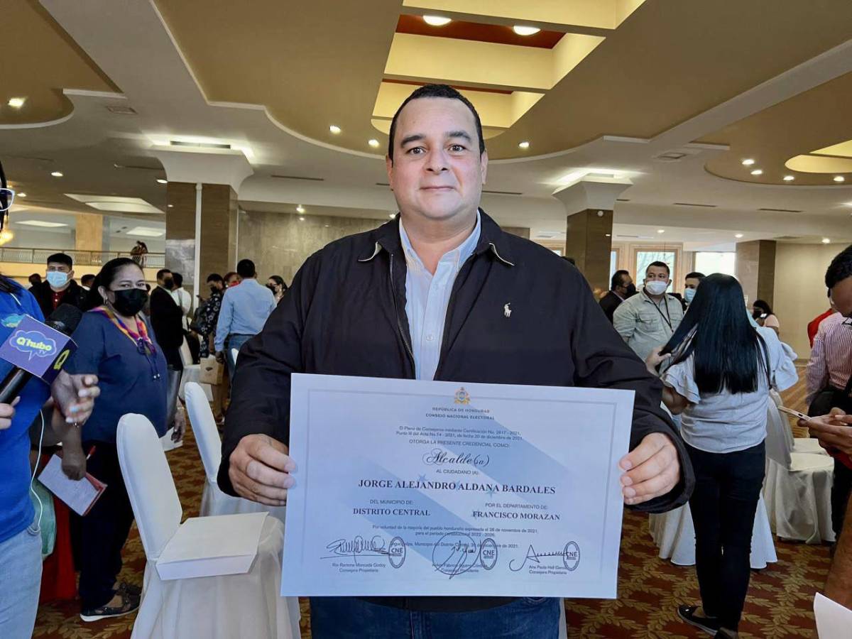 CNE entrega credenciales a alcaldes electos de 296 municipios de Honduras
