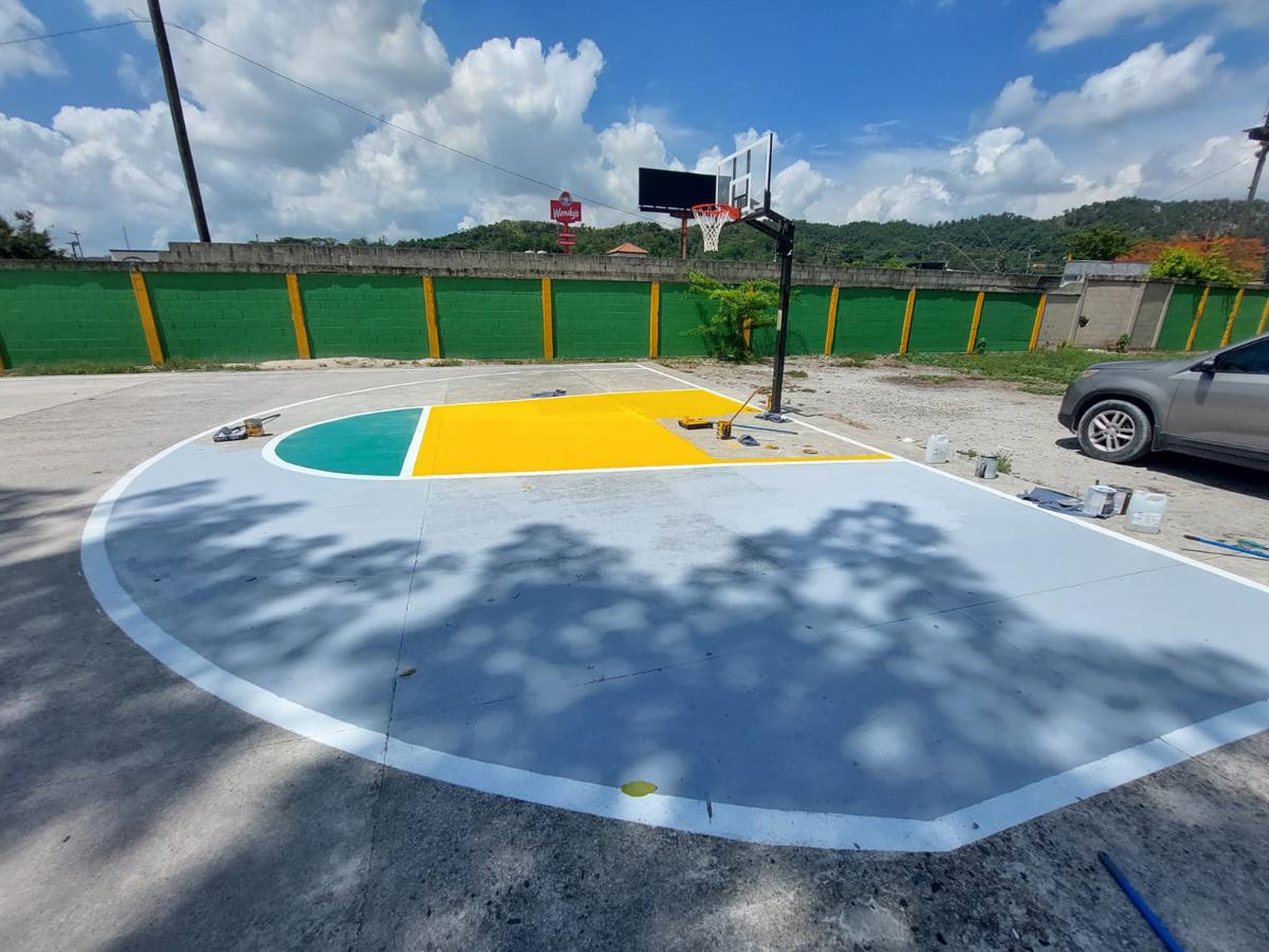 Además de la cancha multiusos, Jerzees donó, balones de fútbol y baloncesto y mallas para las porterías.