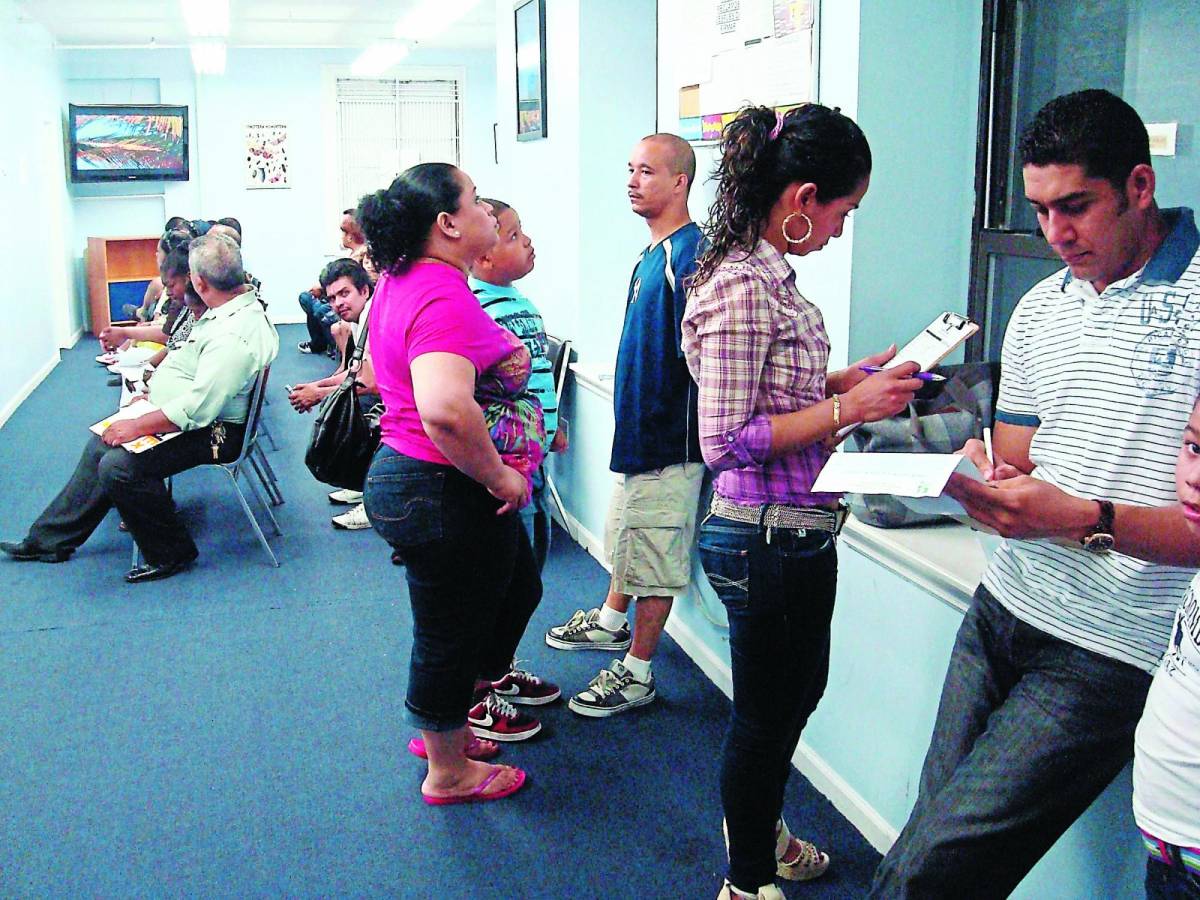 Hondureños se inscriben para programa del TPS en un consulado en EE UU.