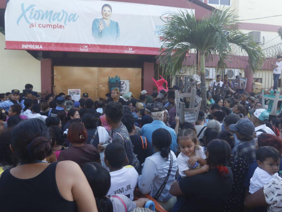 Entrega de bono familiar termina en caos y disparos en escuela de San Pedro Sula
