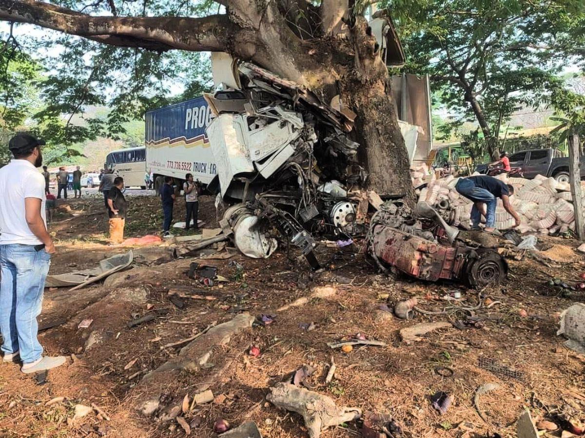 Tres muertos deja accidente de rastra en Campamento, Olancho
