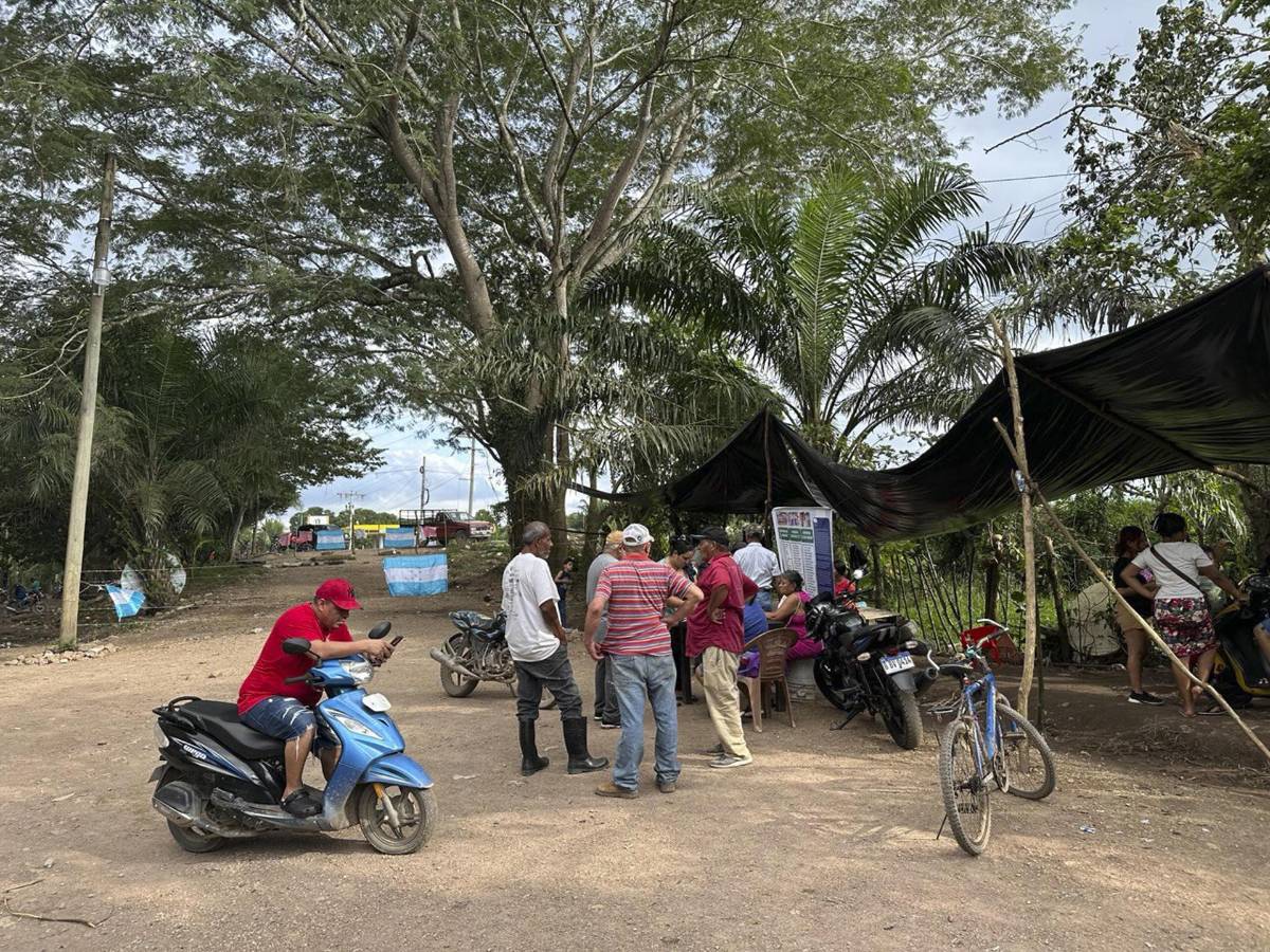 Fotografía del 12 de enero de 2025 de campesinos durante un plantón en Quebrada de Arena (Honduras). EFE/