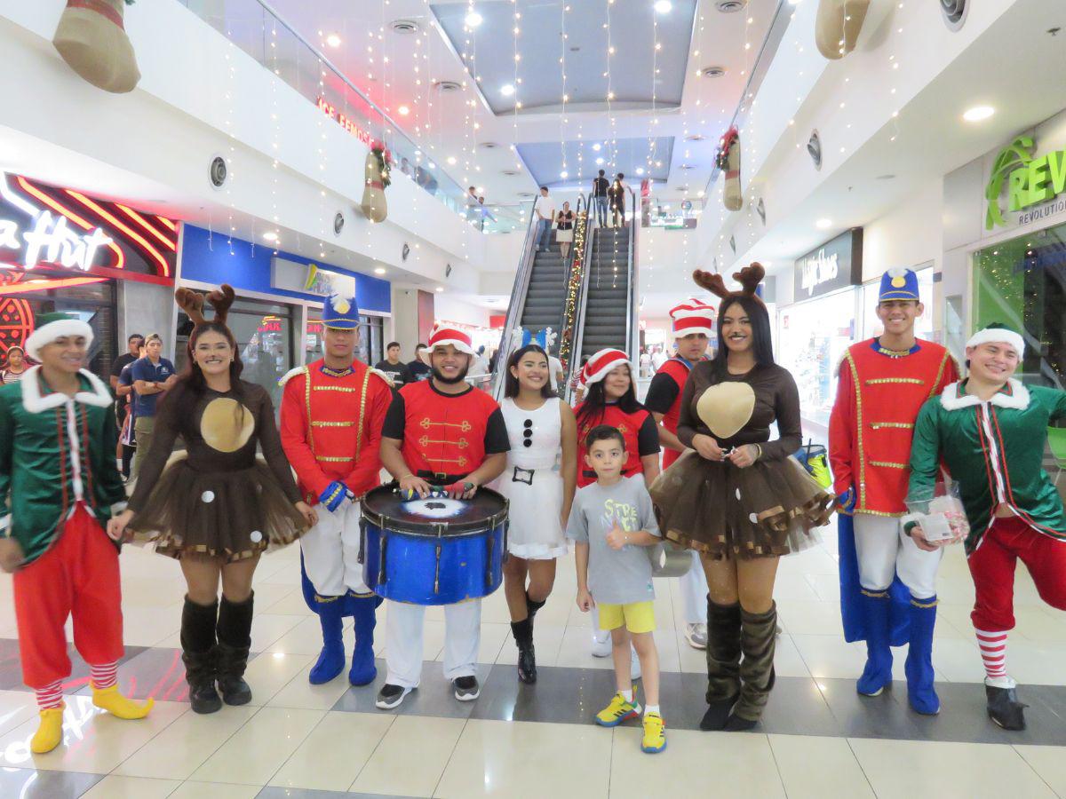 Los talentosos miembros de la banda y bailarines contribuyeron enormemente el ambiente festivo.
