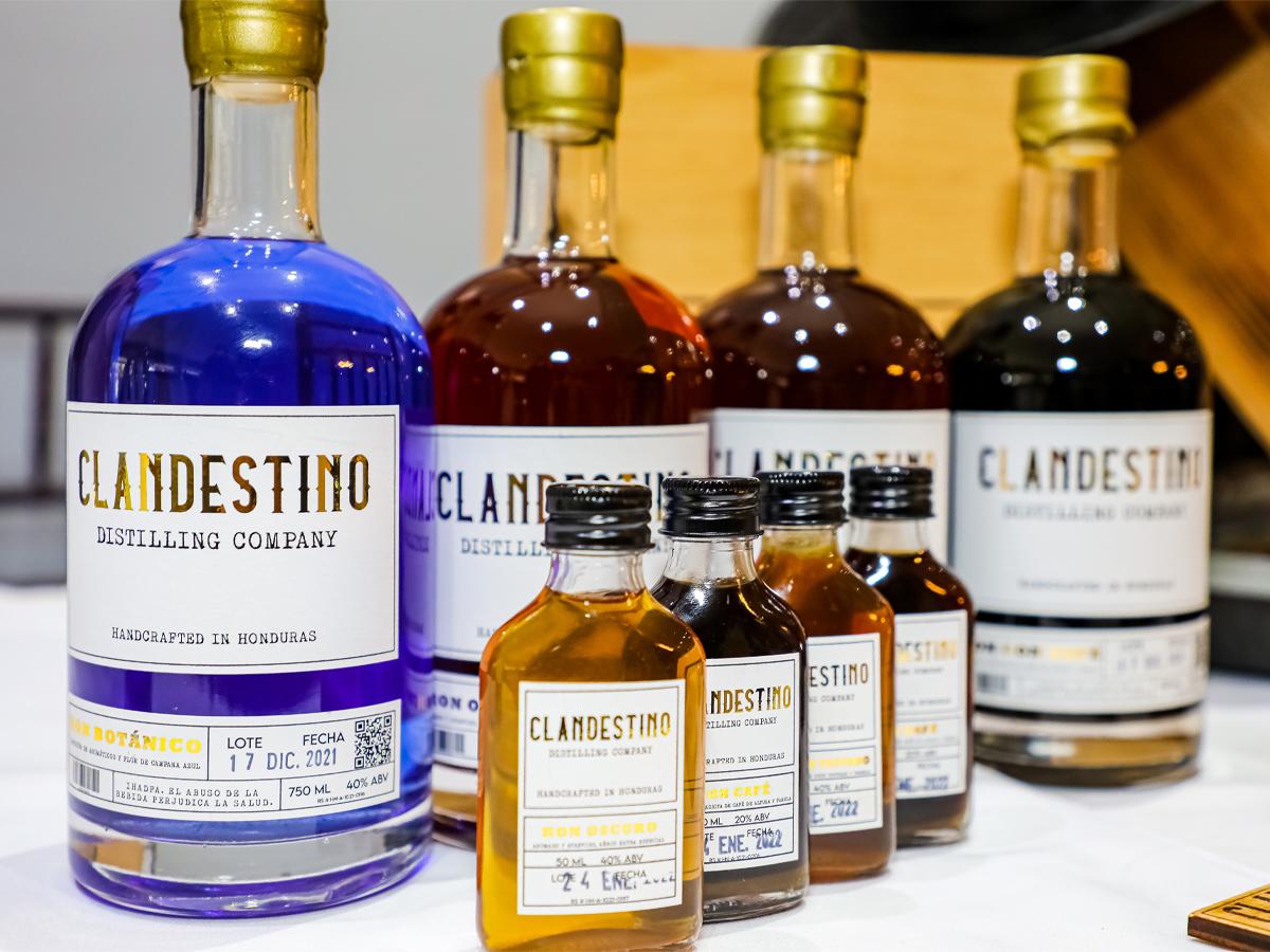 Elige tu sabor favorito de Clandestino Distilling: Ron Oscuro, Ron Coco Tostado, Ron con café, e incluso el único Gin Botánico hecho en Honduras.