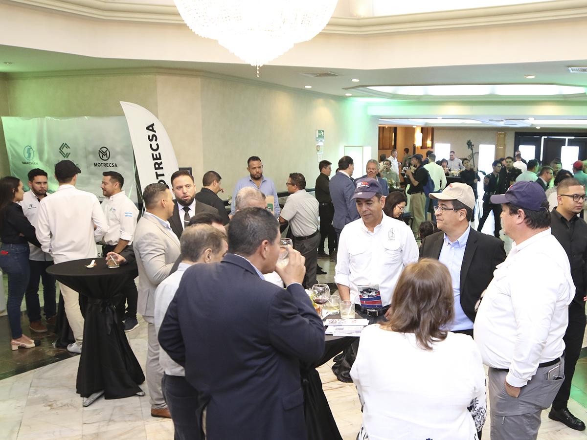 Los asistentes celebraron el éxito del foro en un ambiente de colaboración y entusiasmo por los desafíos que vienen.