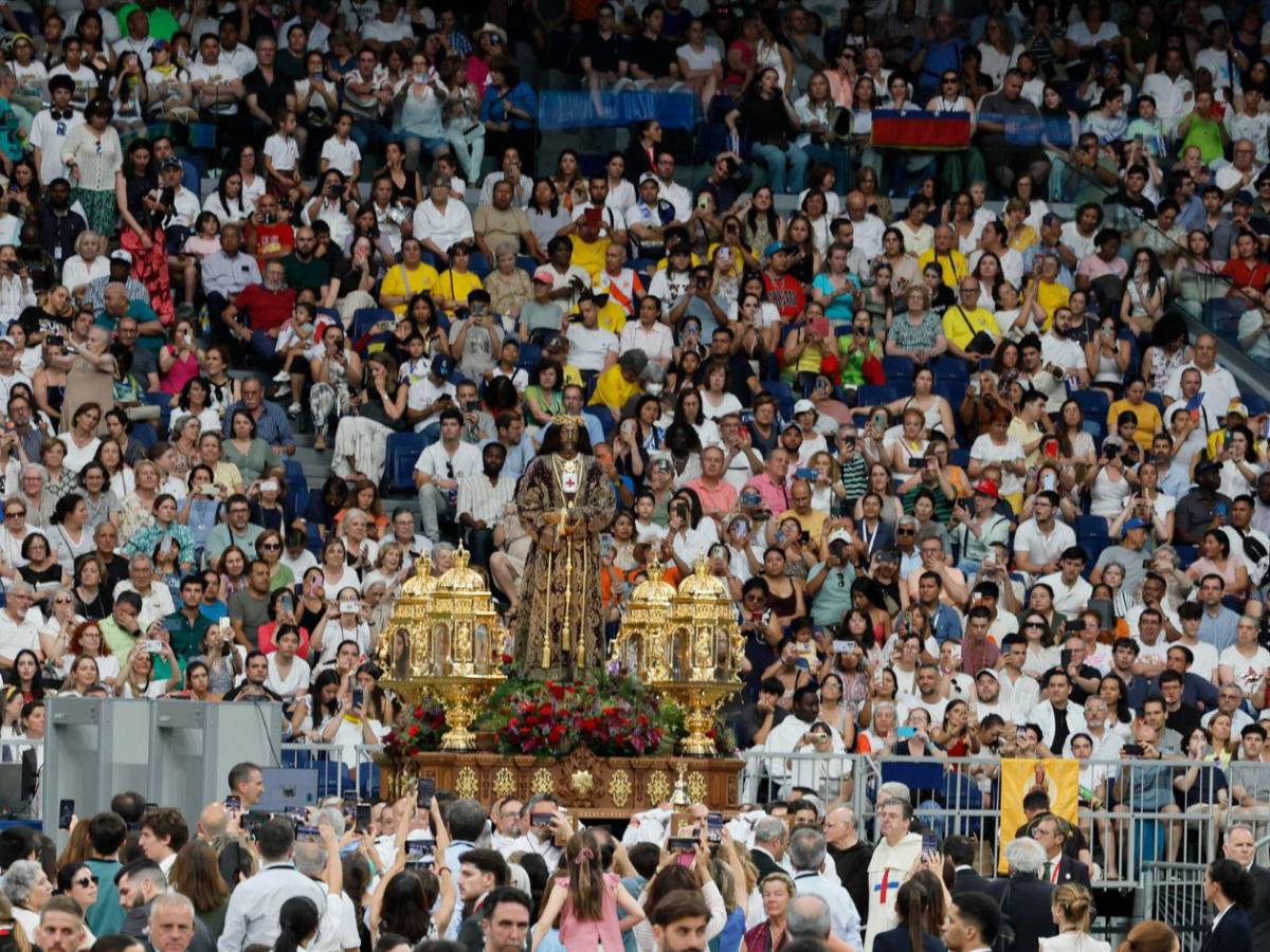 La fe y el canto de 70 mil fieles abrazan al papa en el estadio Santiago Bernabéu
