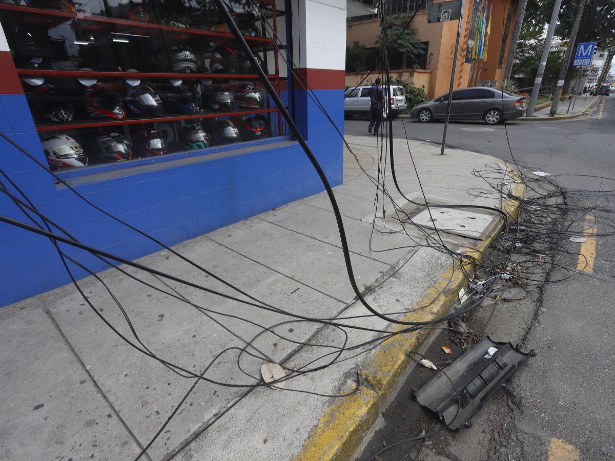 ¡Peligro!, cables caídos ponen en riesgo a los peatones en SPS