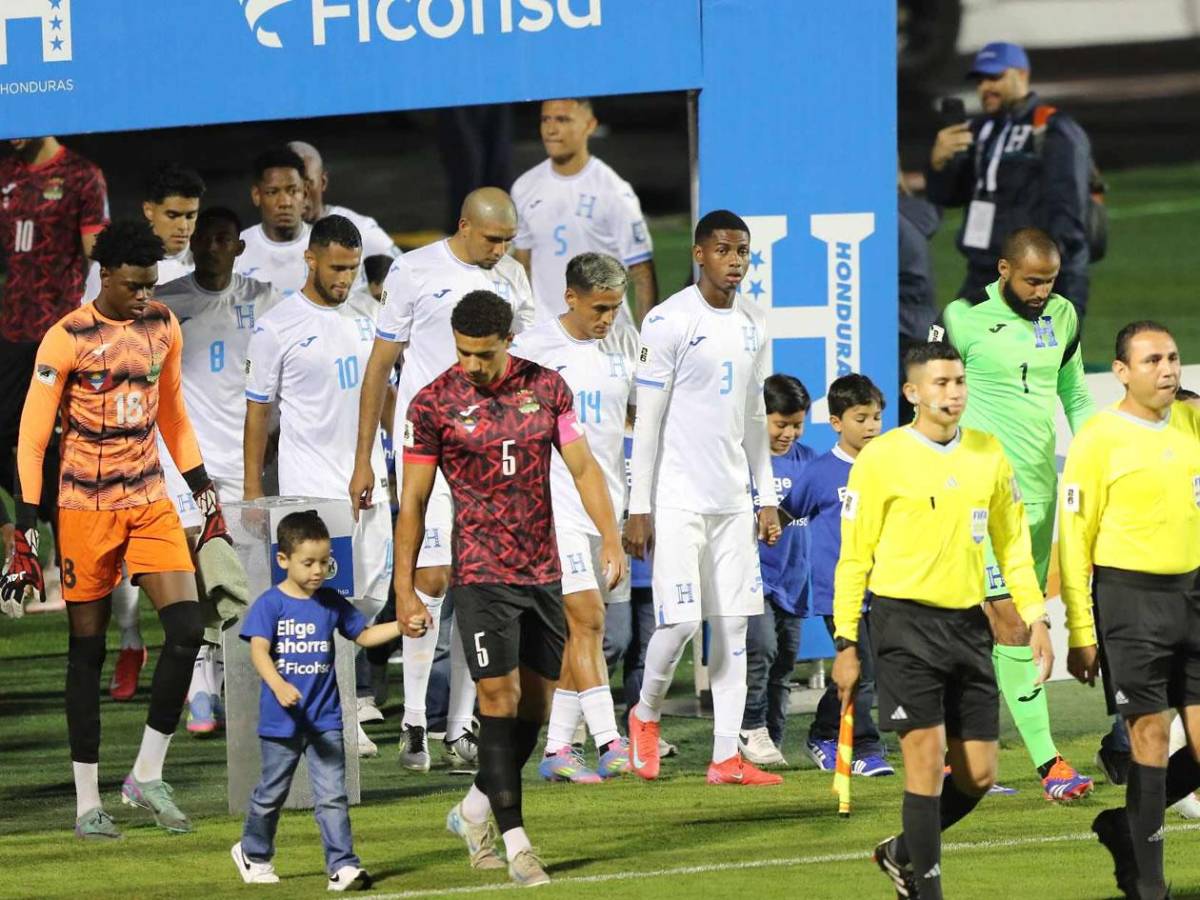 Honduras festeja vs Antigua y Barbuda, show de diputado, lindas chicas y jugador abucheado