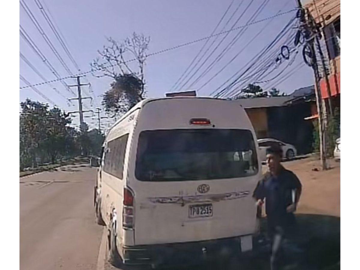 Ayudante de rapidito sufre brutal atropello y se levanta como si nada