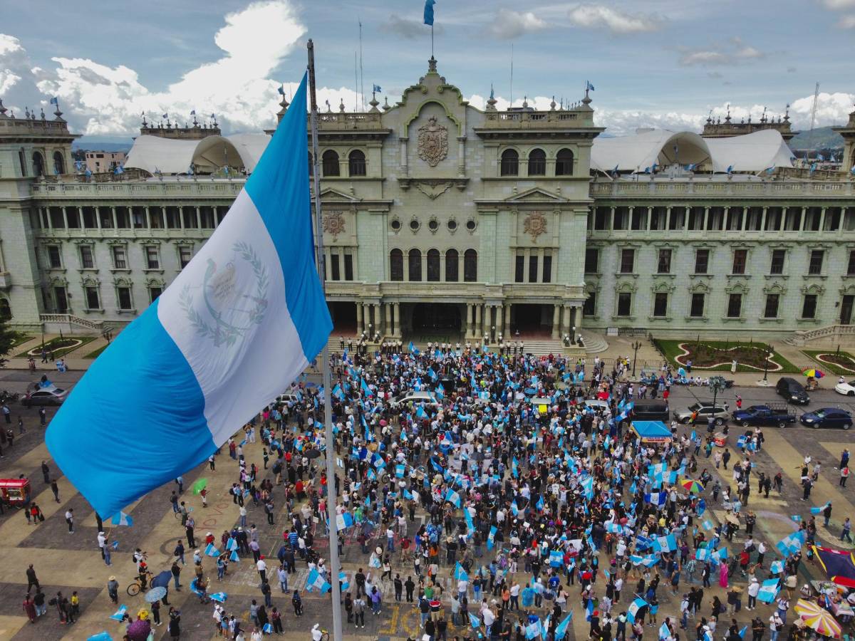 Guatemaltecos protestan en contra de “golpe de Estado”