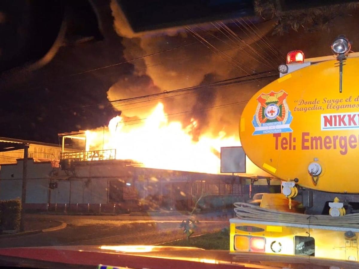 Se incendia reconocido restaurante ceibeño esta madrugada