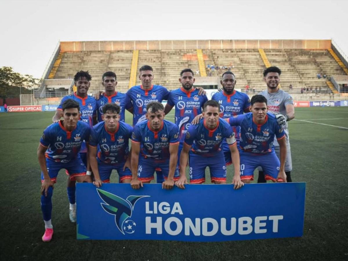 Lobos de la UPNFM pasa la escoba: Despide a 11 futbolistas para el 2025