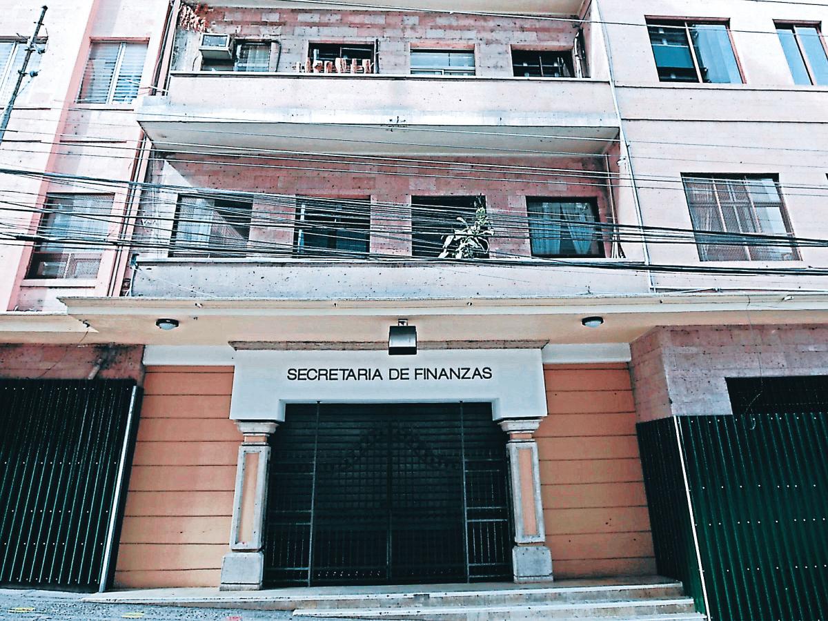 Ajustarán salario de los empleados públicos vía presupuesto