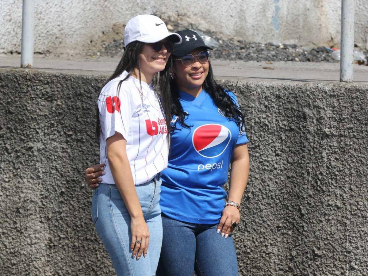 La chica que robó suspiros y el color de la Ultra Fiel en el Olimpia vs Motagua