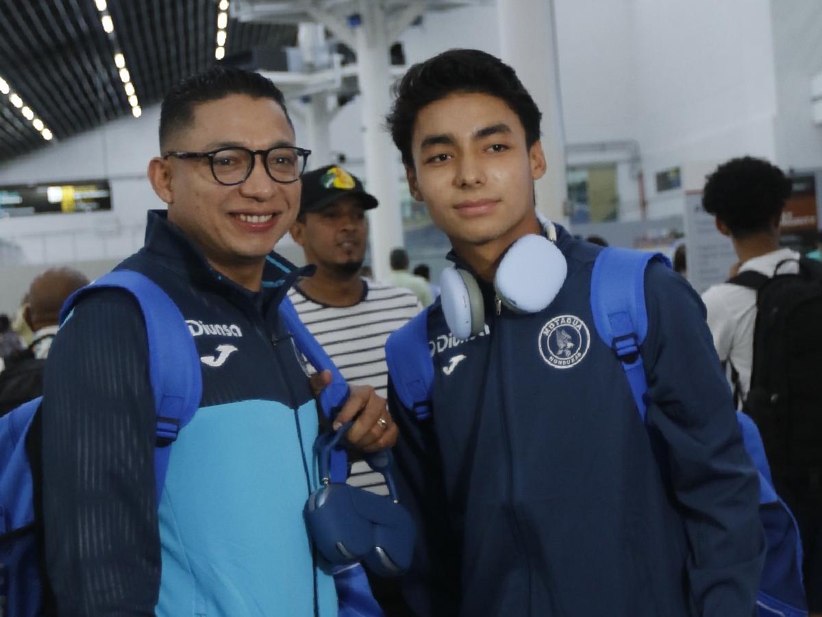 Emilio Izaguirre junto a su hijo previo a la salida de Motagua rumbo a Estados Unidos.