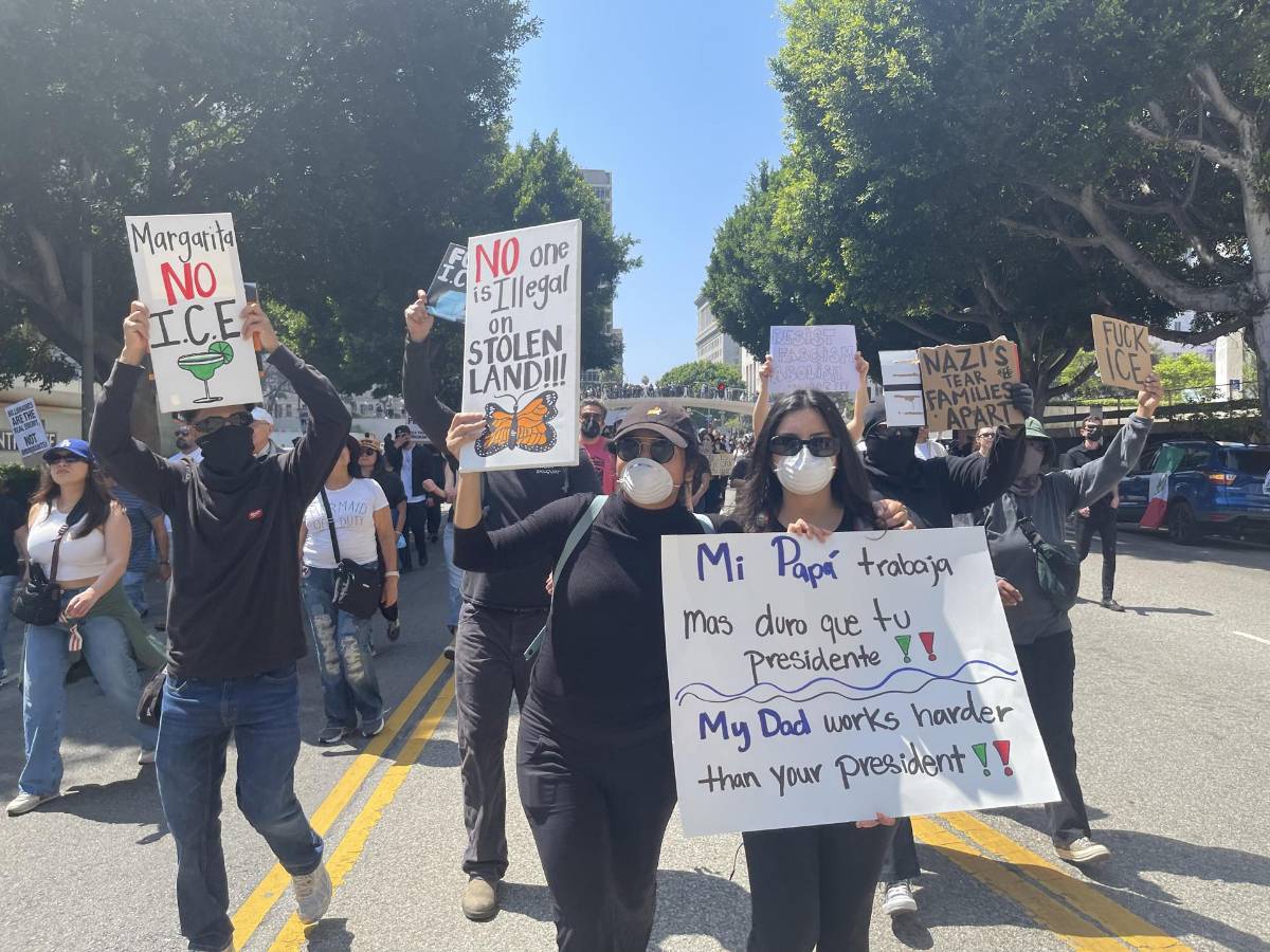 Cientos salen a la calle en Texas para apoyar las protestas de Los Ángeles