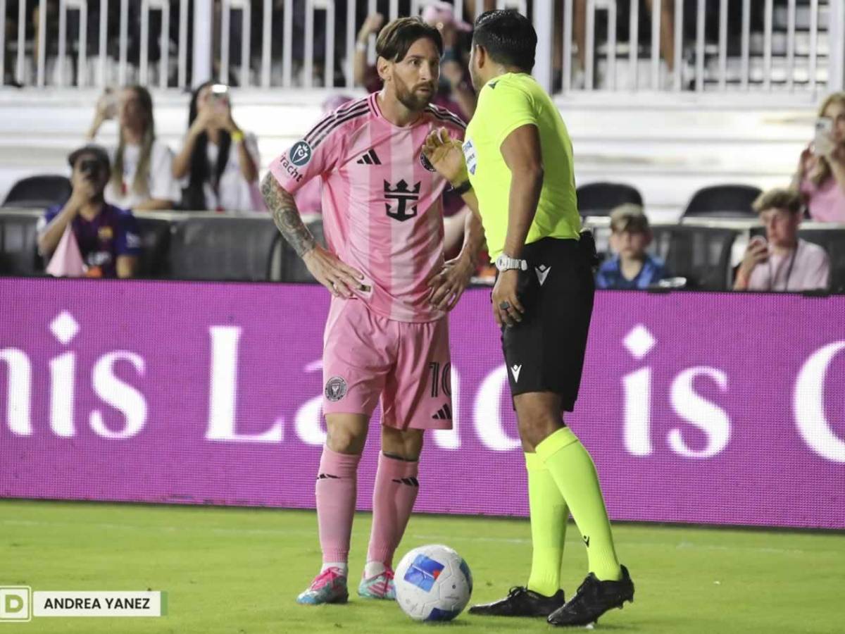 Messi, irreconocible: bronca con rival y enfado de Suárez con Saíd Martínez