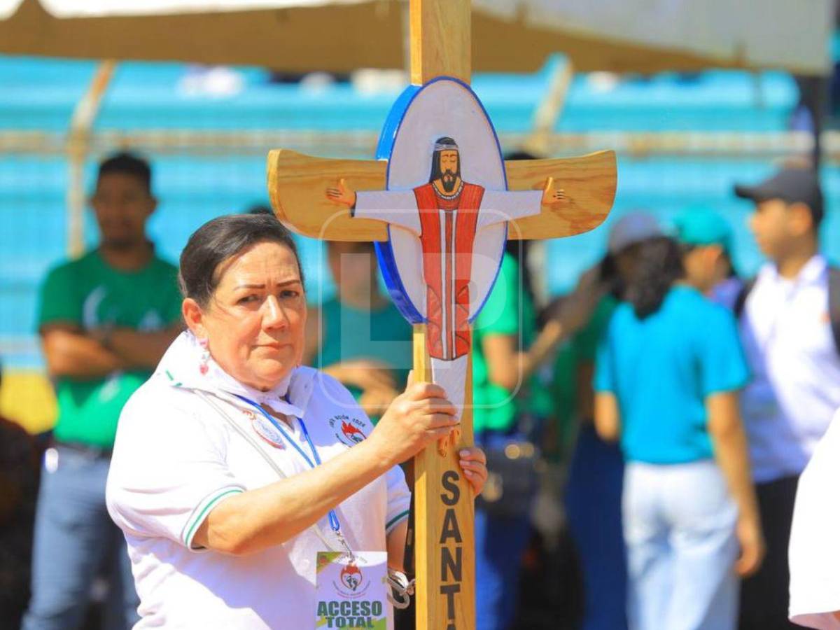 Corazones ardientes: 30,000 fieles llenan el Estadio Olímpico en la Santa Misión 2026