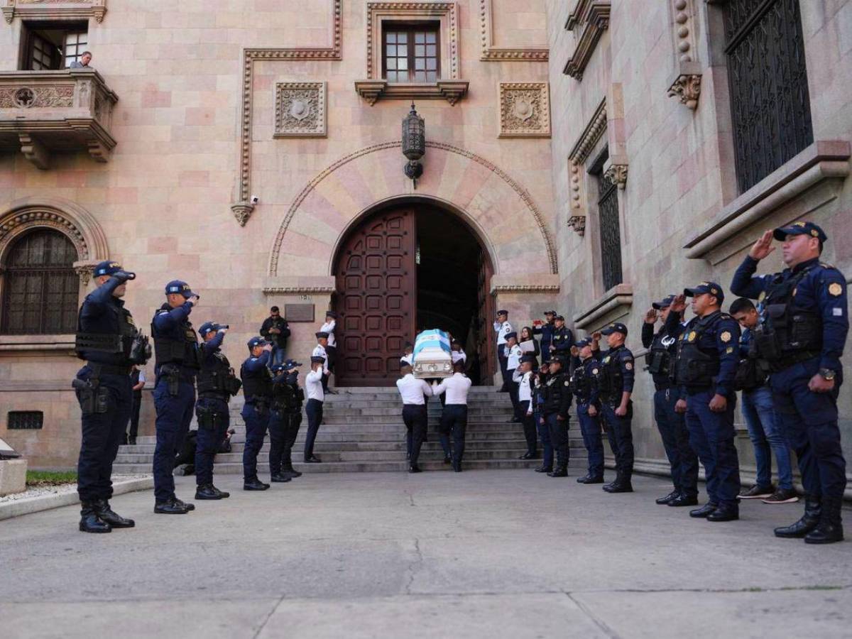 Así fue el emotivo homenaje a policías asesinados en motines en Guatemala