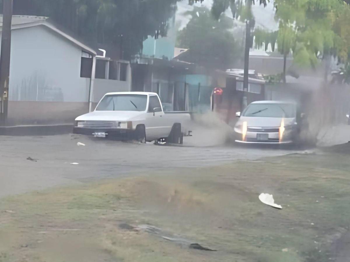 Carros varados y colonias anegadas; lluvias colapsan calles de SPS