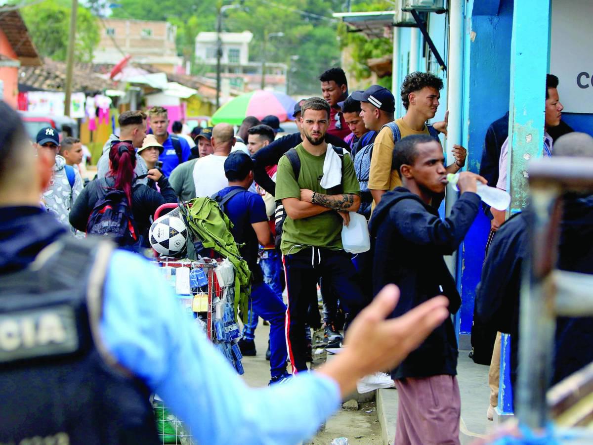 Migrantes de varias nacionalidades convergen en el oriente de Honduras.