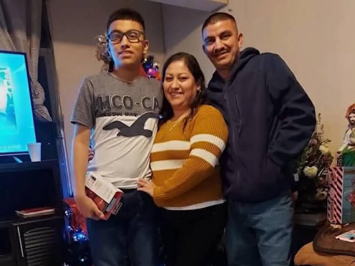 Entre lágrimas y abrazos: joven se reencuentra con sus padres tras proceso migratorio en USA