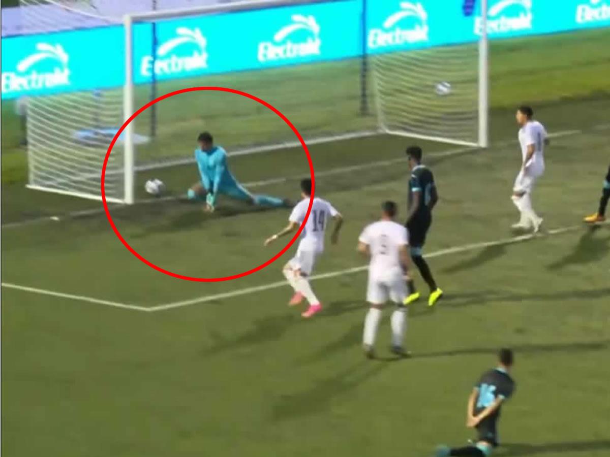 Así se le fue el balón de las manos al portero hondureño Juergen García.