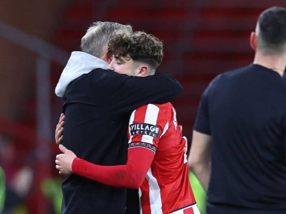 Futbolista anuncia que va a ser padre... ¡y la madre es la hija de su entrenador!