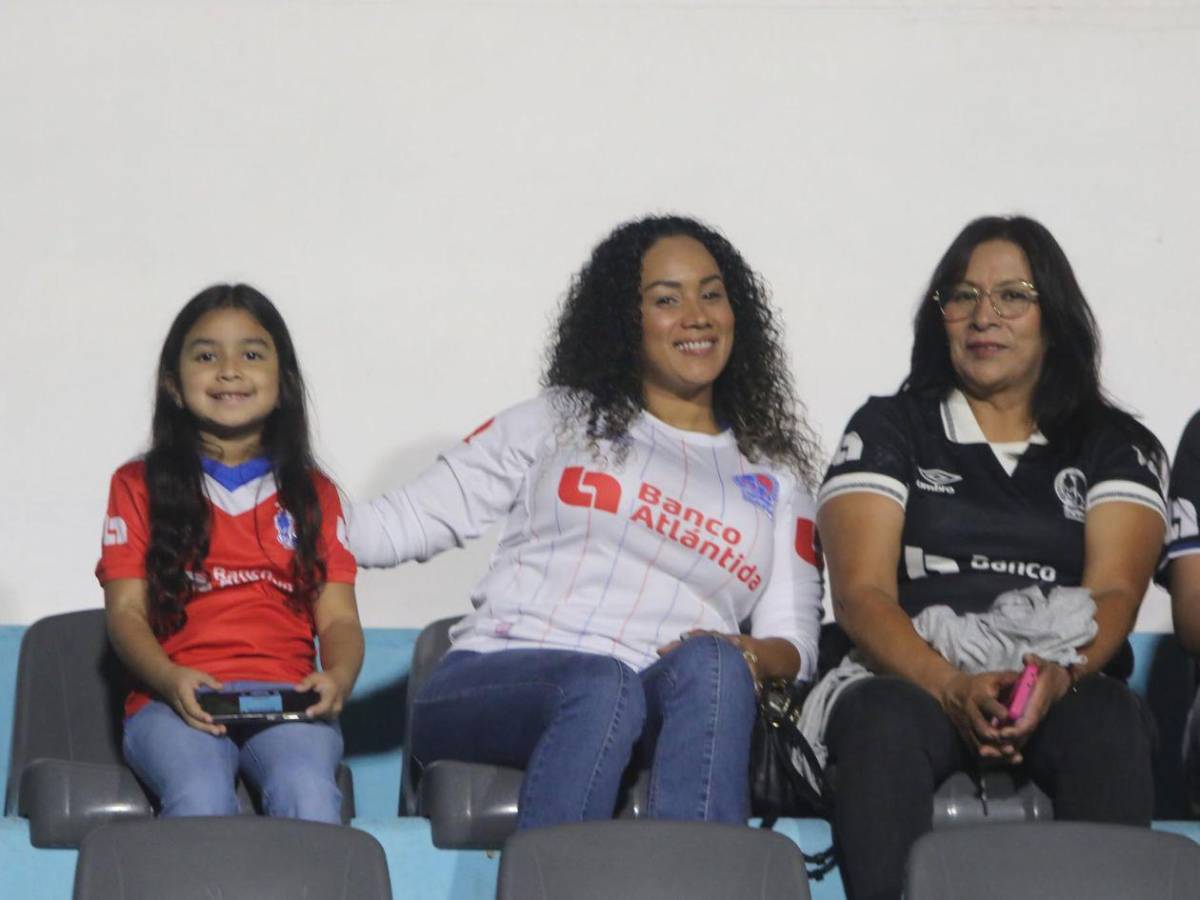 ¡Ambientazo! Fiesta de la Ultra Fiel y las chicas sensación en el Chelato Uclés