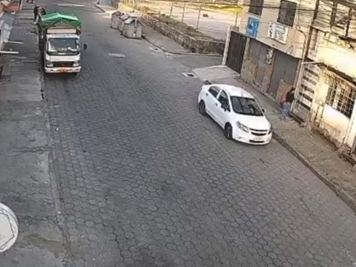 Sicario fingió llevarle un ramo de flores a maestra para atacarla a balazos