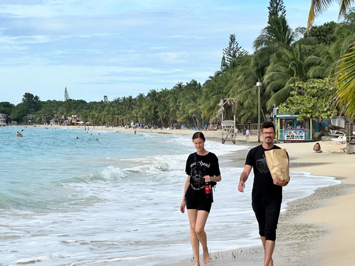Turistas disfrutan de nuevo en las playas de Roatán