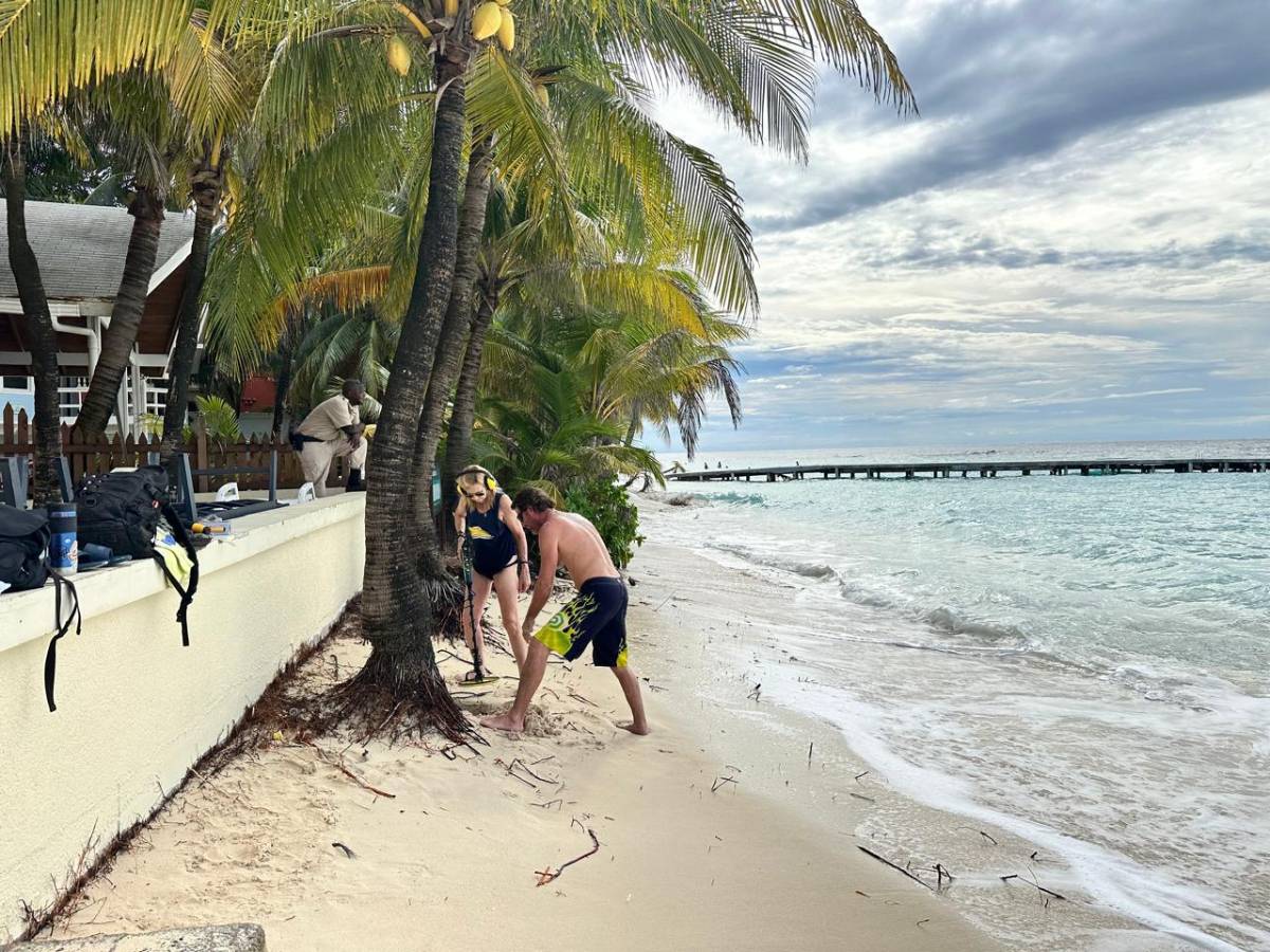 Turistas disfrutan de nuevo en las playas de Roatán