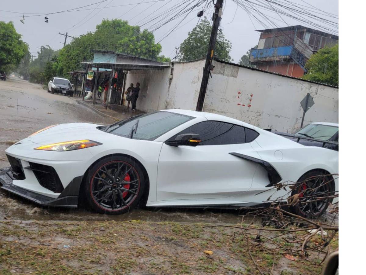 Carros varados y colonias anegadas; lluvias colapsan calles de SPS