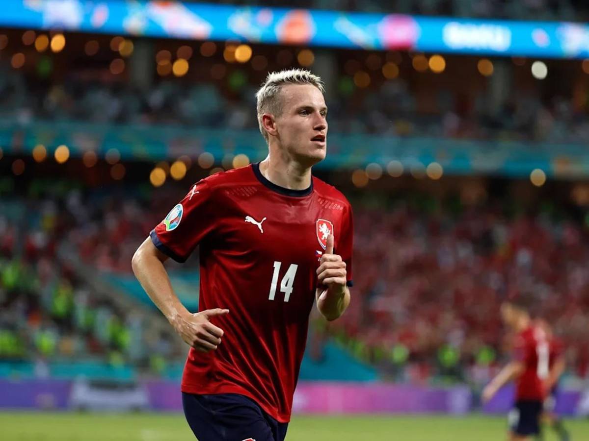 Futbolista que anunció su homosexualidad se retira a los 29 años y revela el motivo