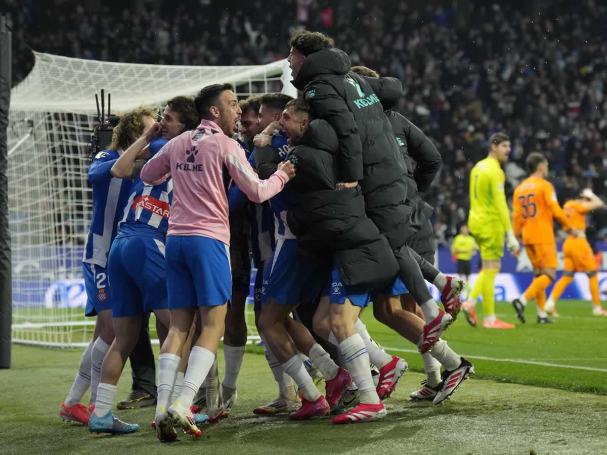 Los jugadores del Espanyol celebran el gol de Carlos Romero contra el Real Madrid.