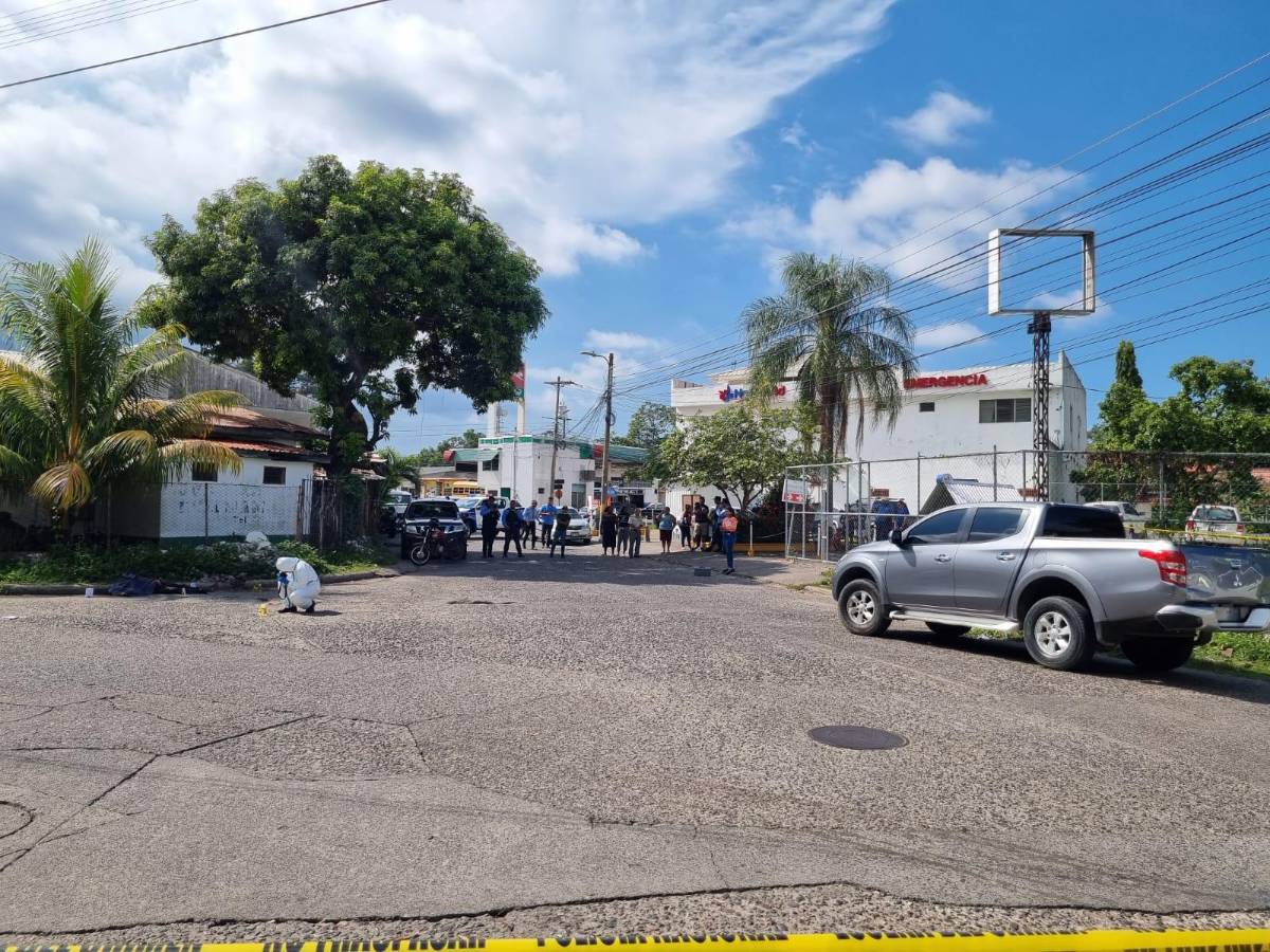 Peritos recaban información de la escena.