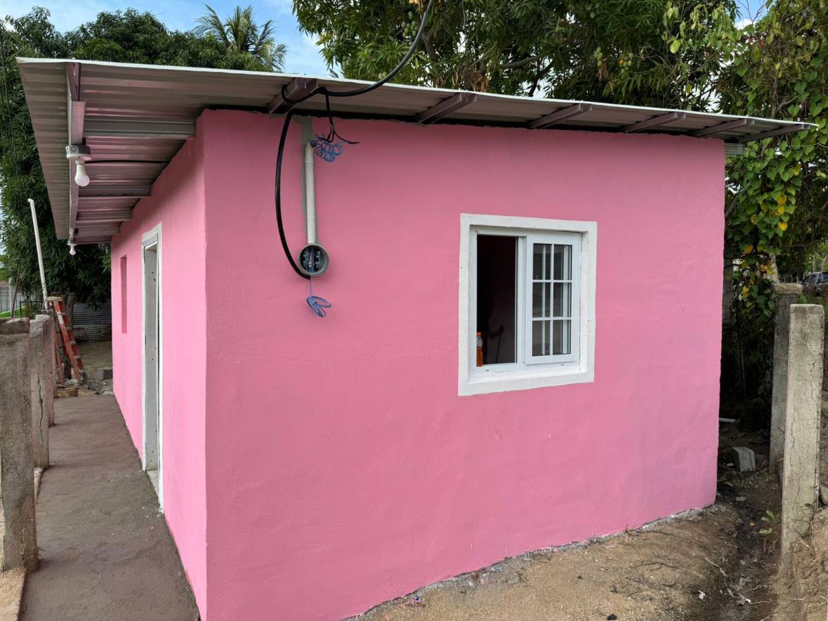 Influencer hondureño construyó casa a familia de escasos recursos y promete ayudar a mil más