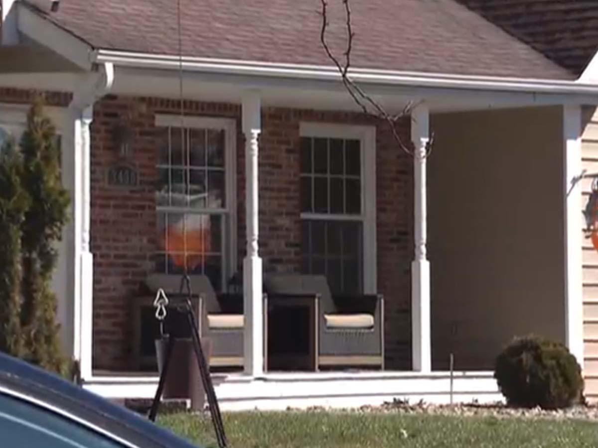 Mujer es acusada de matar al padre de sus hijos y a sus suegros en Chicago