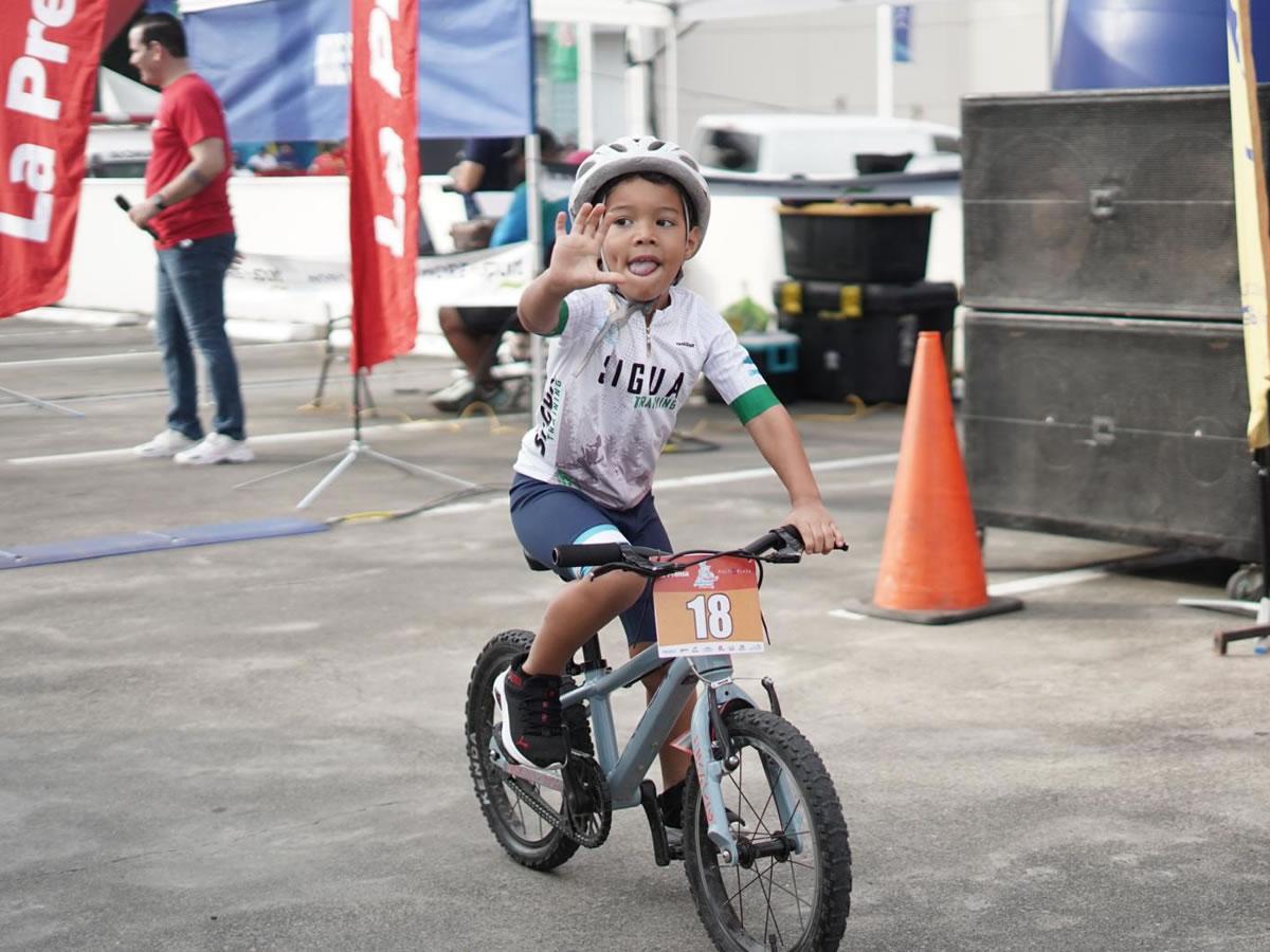 Fernando Furvich celebrando su triunfo tras llegar a la meta.