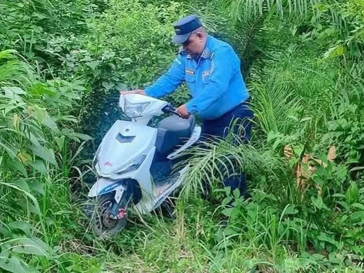 Sorprenden a tres menores desmantelando una motocicleta robada
