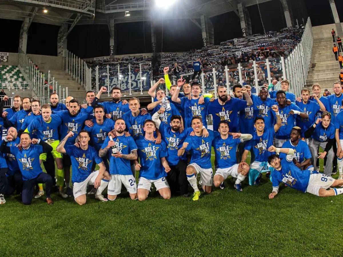 Luis Palma recibió el título en Polonia con beso, champán y una emotiva dedicatoria
