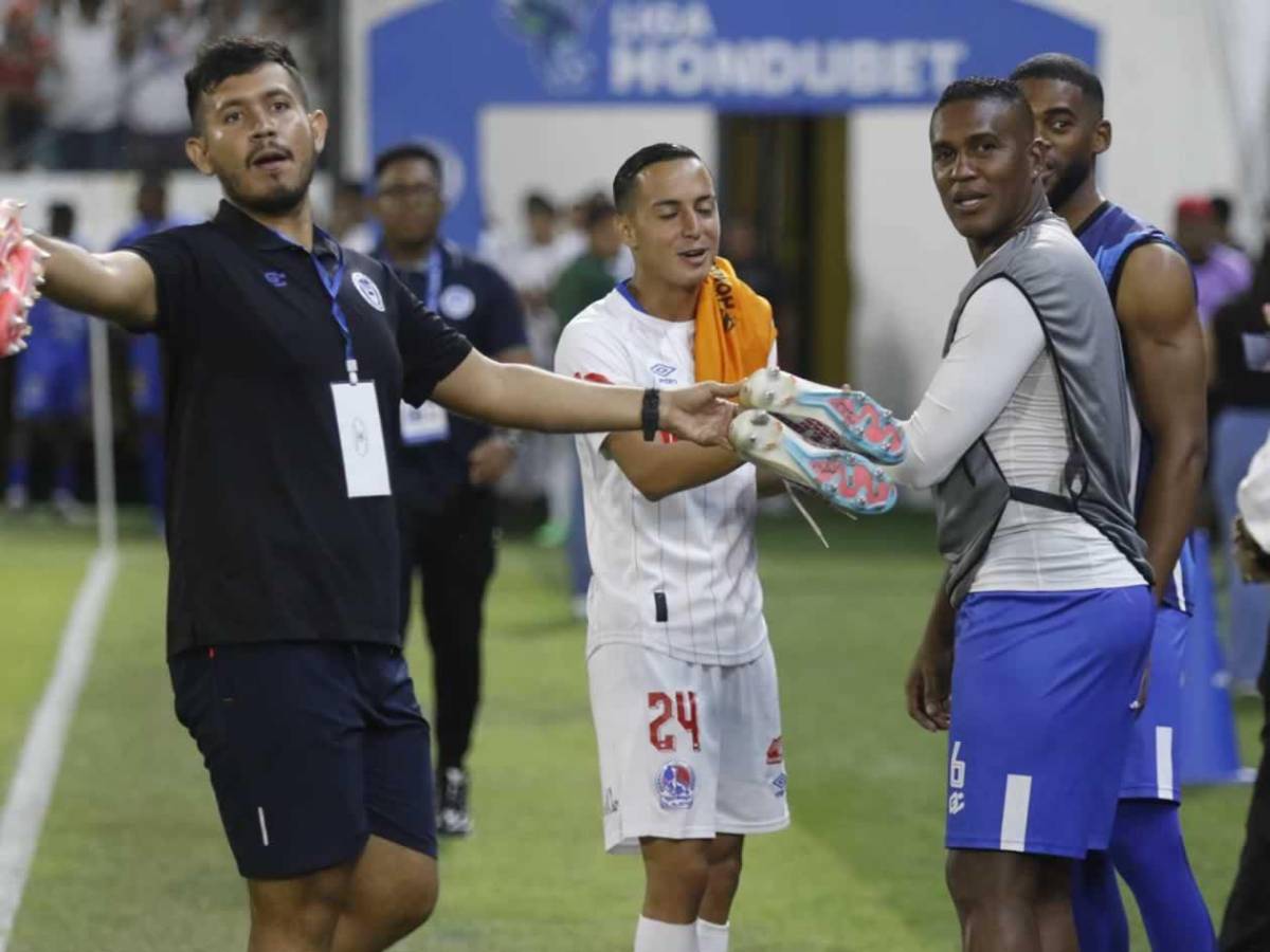 Caras largas en Olimpia, enfado de la afición con Espinel y festejo de Victoria