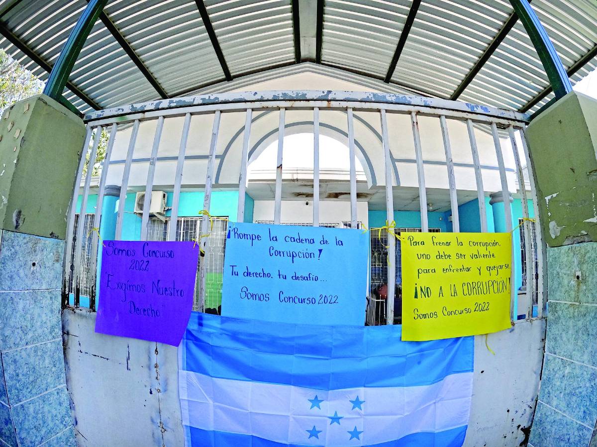 Docentes exigen plazas que ganaron en concurso de 2022