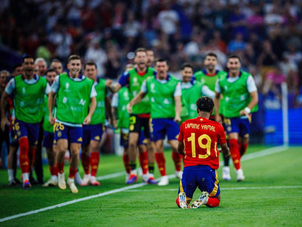 Lamine Yamal recibe un regalo de más de 10 millones de lempiras de El Alfa