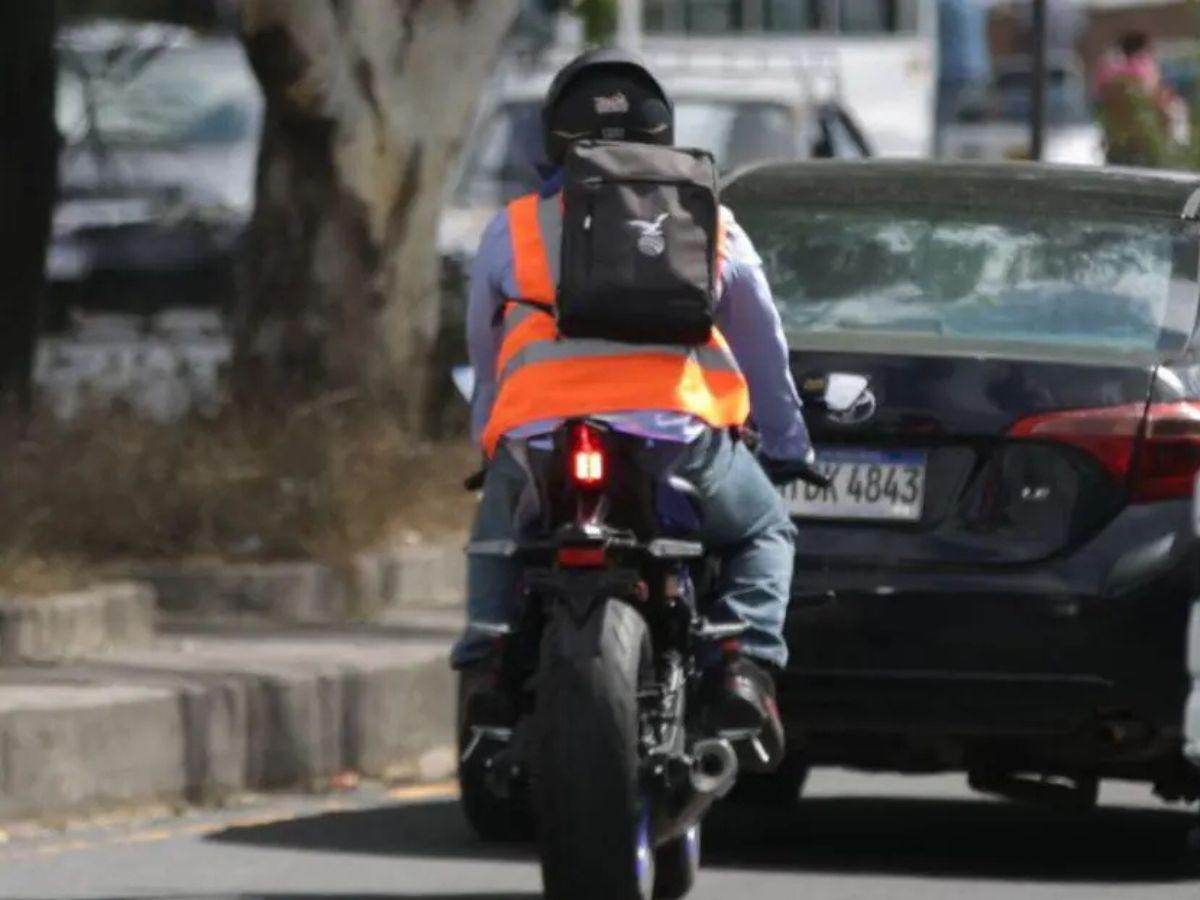 Así debe lucir correctamente el chaleco reflectivo, según DNVT